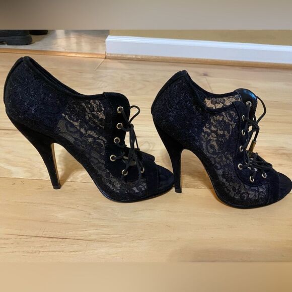 Victoria’s Secret Lace up black Ankle booties. Excellent condition. Size 7 - Picture 2 of 12